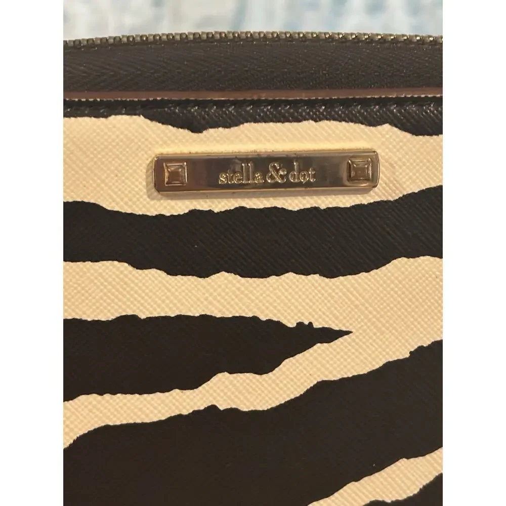 Women's Stella & Dot Zebra Print Black White Zip Around Wallet EUC Mob Wife